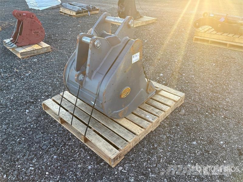 Quantity of (2) 24 in Coupler & Backhoe Bucket - F Outros componentes