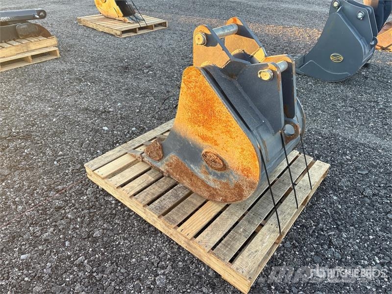 Quantity of (2) 24 in Coupler & Backhoe Bucket - F Outros componentes