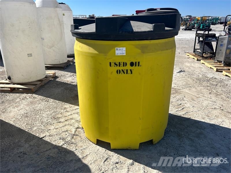  Quantity of (2) 360 gal Skid Mounted Plastic Oil T Kraftstoff- und Zusatzstoffbehälter