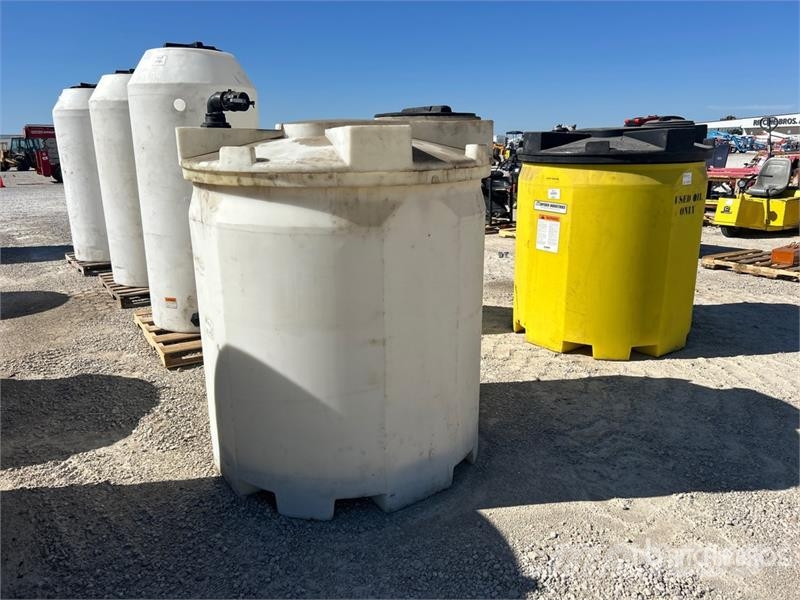  Quantity of (2) 360 gal Skid Mounted Plastic Oil T Kraftstoff- und Zusatzstoffbehälter