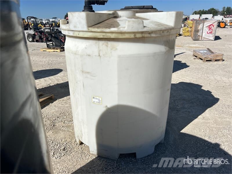 Quantity of (2) 360 gal Skid Mounted Plastic Oil T Kraftstoff- und Zusatzstoffbehälter