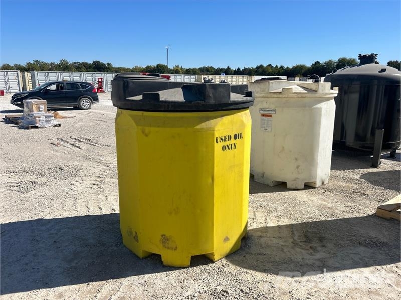  Quantity of (2) 360 gal Skid Mounted Plastic Oil T Kraftstoff- und Zusatzstoffbehälter