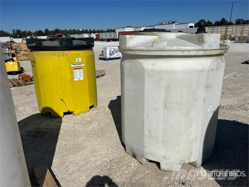  Quantity of (2) 360 gal Skid Mounted Plastic Oil T Kraftstoff- und Zusatzstoffbehälter