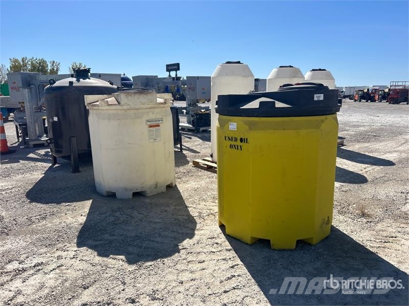  Quantity of (2) 360 gal Skid Mounted Plastic Oil T Kraftstoff- und Zusatzstoffbehälter