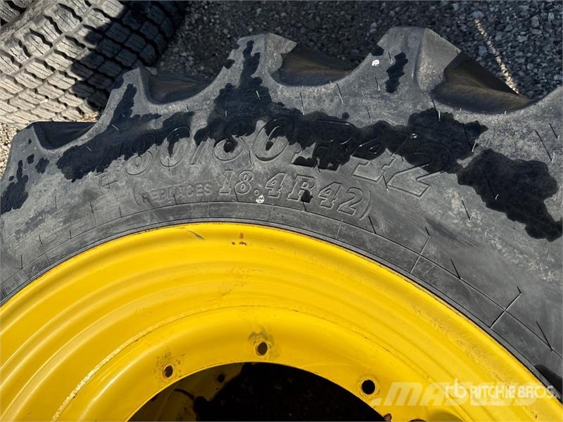 Quantity of (2) 480/80R42 Tires Gume, točkovi i felne