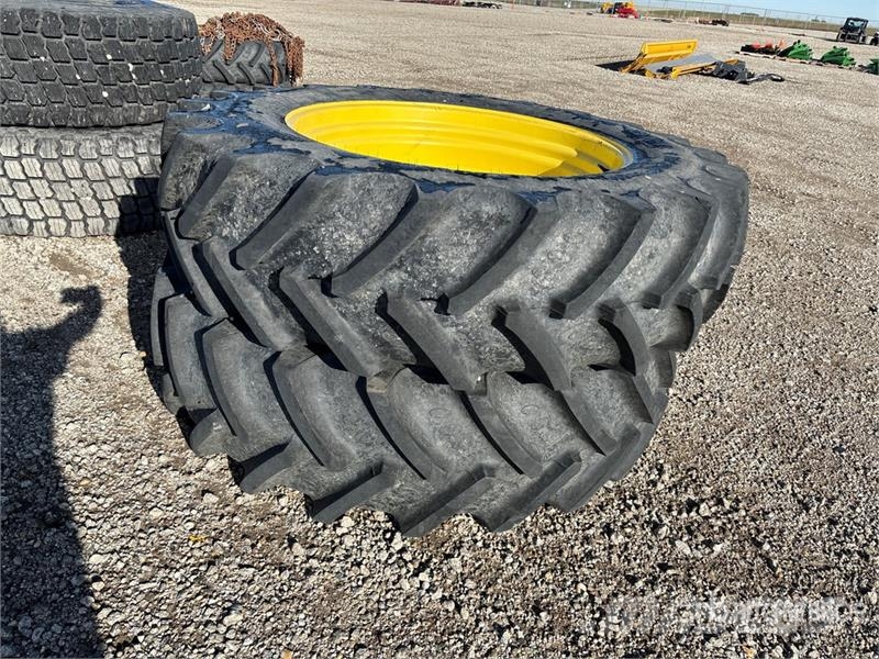 Quantity of (2) 480/80R42 Tires Gume, točkovi i felne