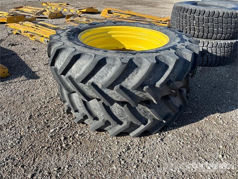 Quantity of (2) 480/80R42 Tires Gume, točkovi i felne