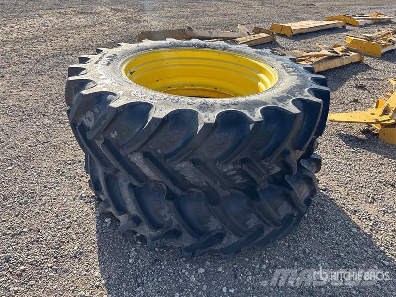 Quantity of (2) 480/80R42 Tires Gume, točkovi i felne