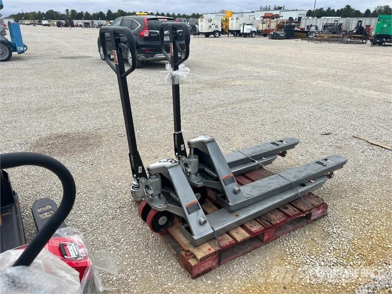 Quantity of (2) 6600 lb 27 In x 48 In Pallet Jack 手动码垛机