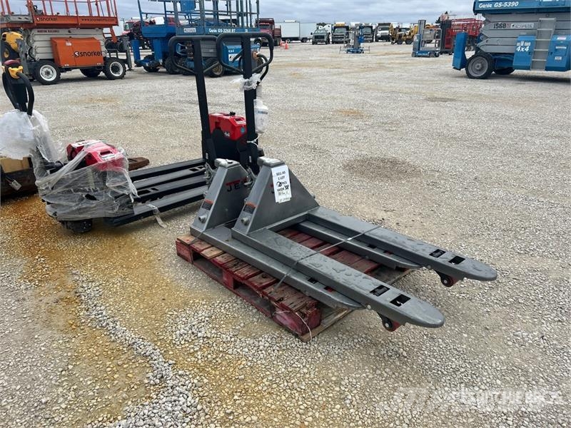 Quantity of (2) 6600 lb 27 In x 48 In Pallet Jack 手动码垛机