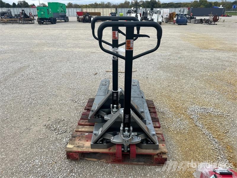 Quantity of (2) 6600 lb 27 In x 48 In Pallet Jack 手动码垛机