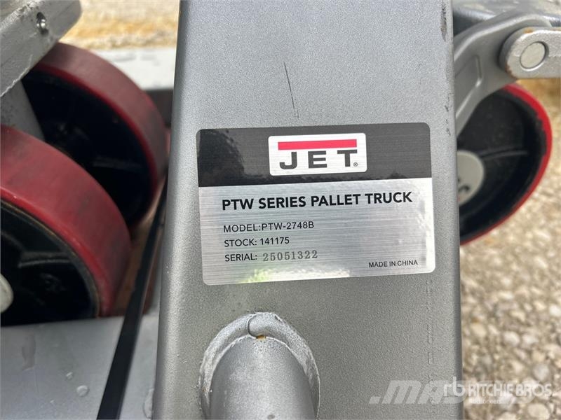 Quantity of (2) 6600 lb 27 In x 48 In Pallet Jack 手动码垛机