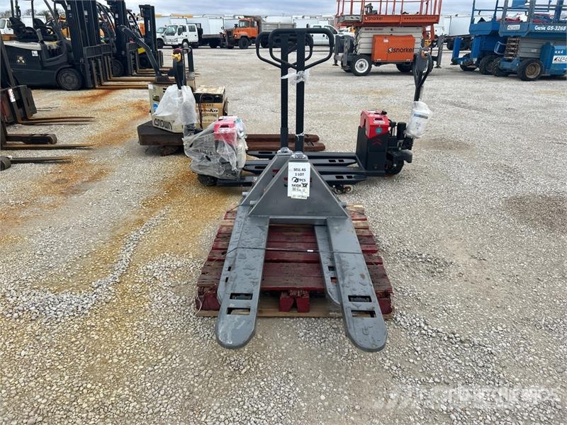 Quantity of (2) 6600 lb 27 In x 48 In Pallet Jack 手动码垛机