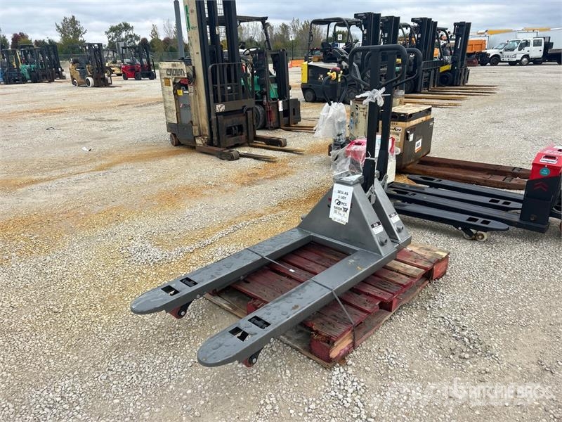 Quantity of (2) 6600 lb 27 In x 48 In Pallet Jack 手动码垛机