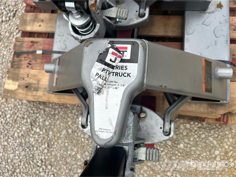 Quantity of (2) 6600 lb 27 In x 48 In Pallet Jack 手动码垛机