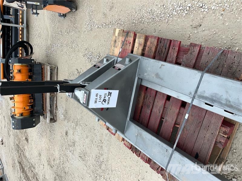 Quantity of (2) 6600 lb 27 In x 48 In Pallet Jack 手动码垛机