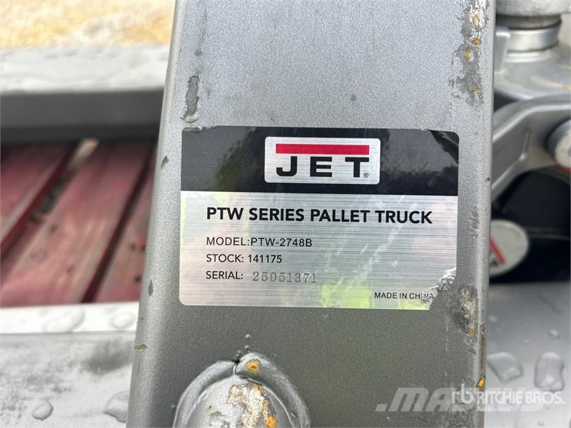 Quantity of (2) 6600 lb 27 In x 48 In Pallet Jack 手动码垛机