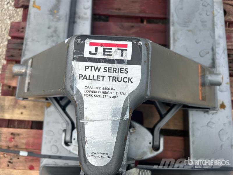 Quantity of (2) 6600 lb 27 In x 48 In Pallet Jack 手动码垛机