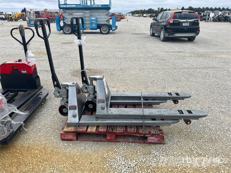Quantity of (2) 6600 lb 27 In x 48 In Pallet Jack 手动码垛机