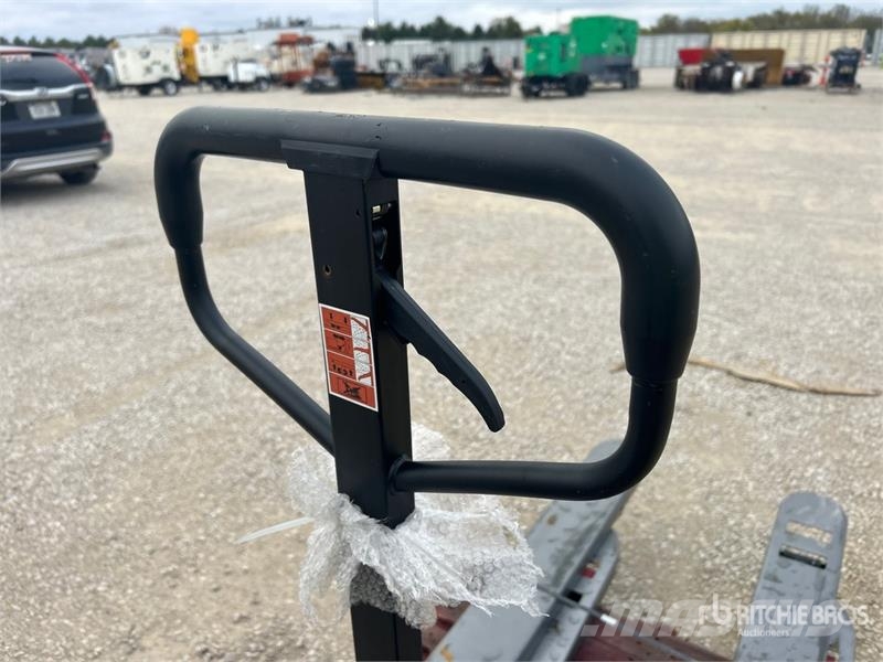 Quantity of (2) 6600 lb 27 In x 48 In Pallet Jack 手动码垛机