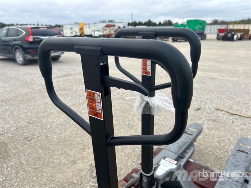 Quantity of (2) 6600 lb 27 In x 48 In Pallet Jack 手动码垛机