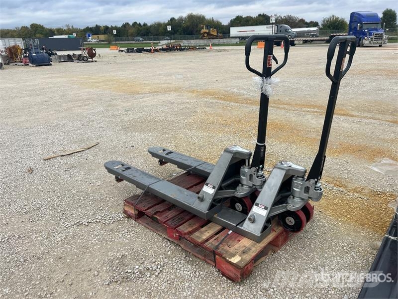 Quantity of (2) 6600 lb 27 In x 48 In Pallet Jack 手动码垛机