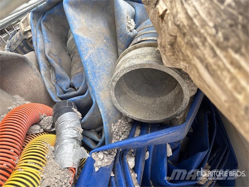  Quantity of (2) Crates of Hose Otros componentes