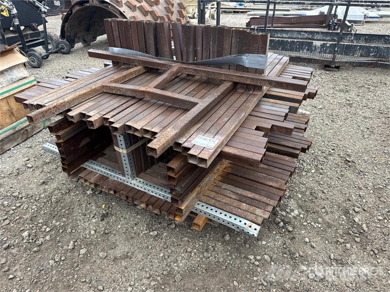 Quantity of 2 in x 2 in Steel Square Tubing and (1 Talhas, guinchos e elevadores de materiais