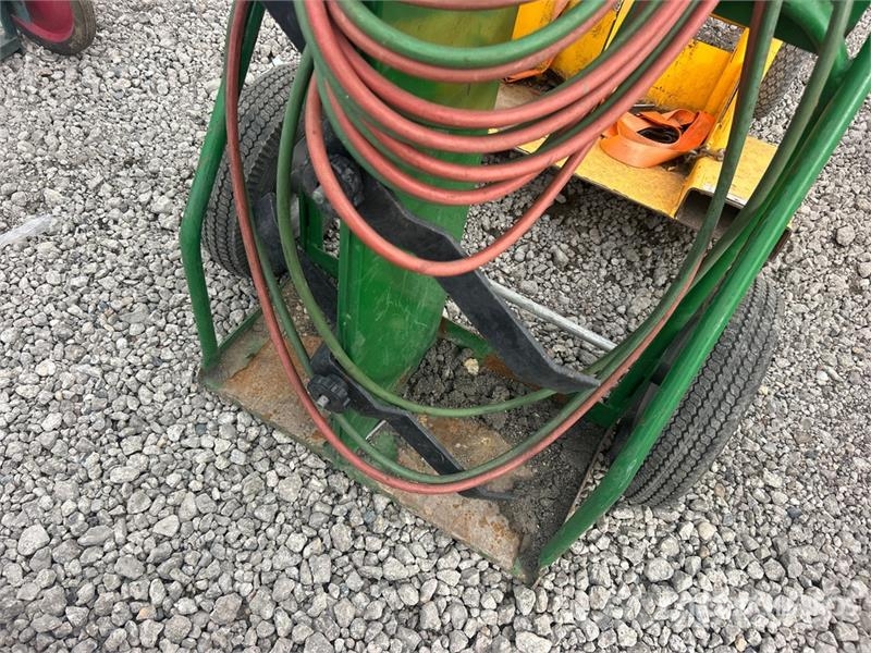 Quantity of (2) Oxy-Acetylene Torch Stands Outros componentes