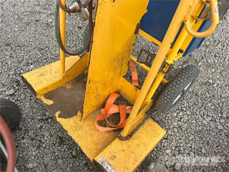Quantity of (2) Oxy-Acetylene Torch Stands Outros componentes