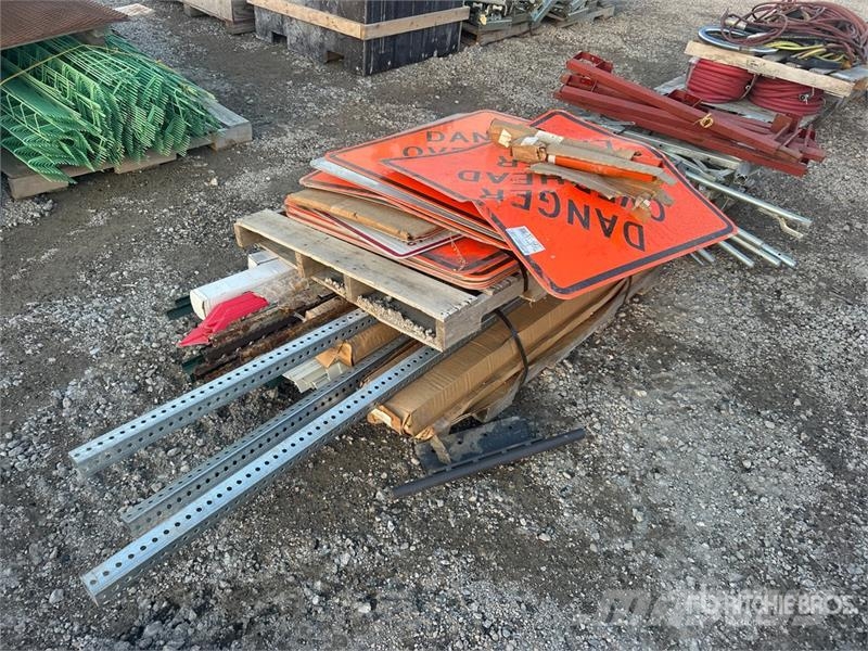  Quantity of (2) Pallets of Road Signs Otras-construcciones de carreteras