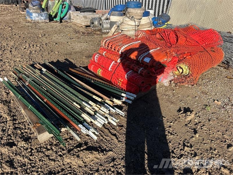  Quantity of (2) Pallets of Poly Fencing Equipos de vallado