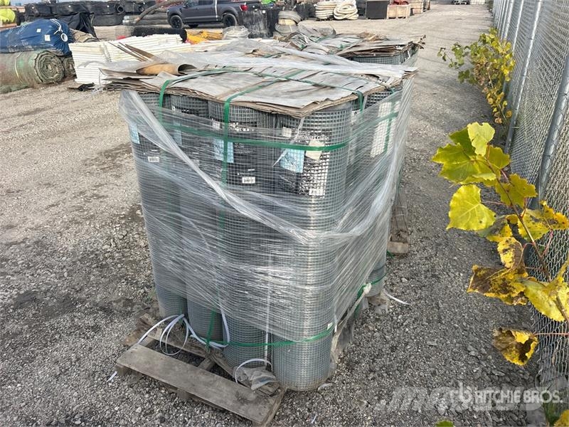 Quantity of (2) Pallets of Hardware Cloth Csörlők, emelőberendezések és anyagmozgató liftek