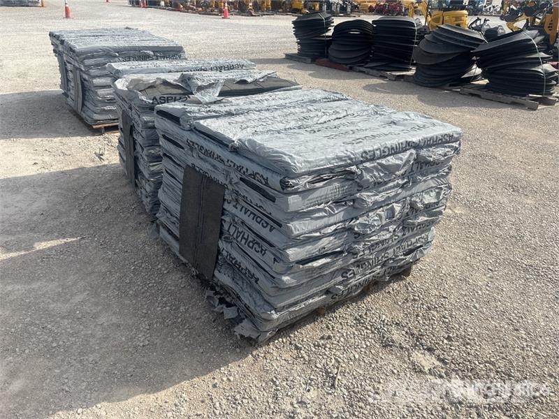Quantity of (2) Pallets of Mixed Roofing Shingles Treuils, palans et monte-charge