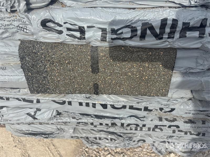  Quantity of (2) Pallets of Mixed Roofing Shingles Treuils, palans et monte-charge