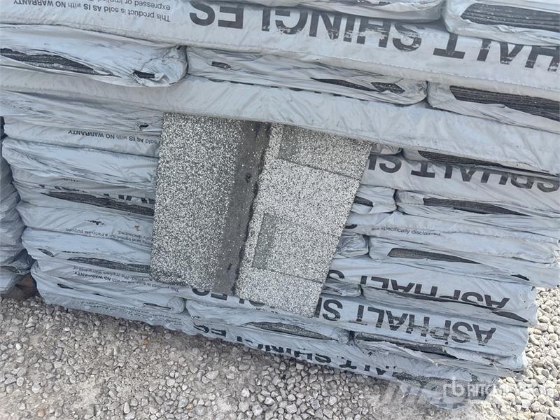  Quantity of (2) Pallets of Mixed Roofing Shingles Treuils, palans et monte-charge