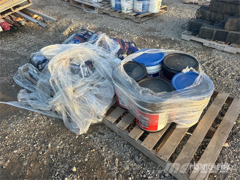  Quantity of (2) Pallets of Ice Melt 건설 장비 - 기타