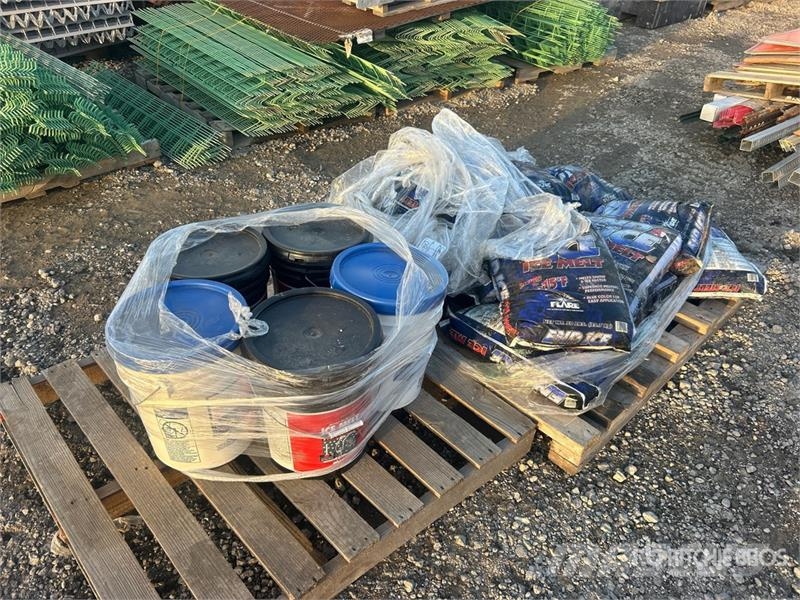  Quantity of (2) Pallets of Ice Melt 건설 장비 - 기타