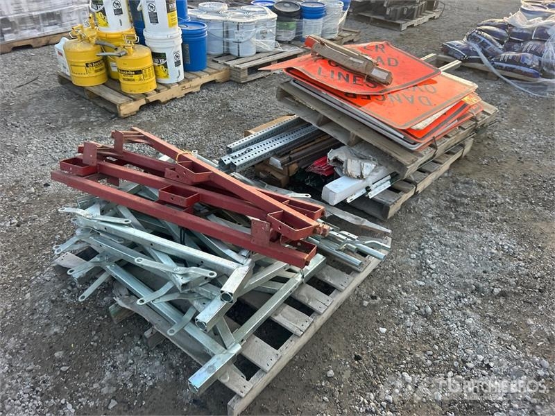 Quantity of (2) Pallets of Road Signs Otras-construcciones de carreteras