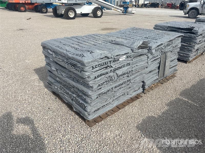  Quantity of (2) Pallets of Mixed Roofing Shingles Treuils, palans et monte-charge