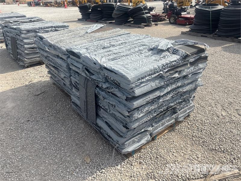  Quantity of (2) Pallets of Mixed Roofing Shingles Treuils, palans et monte-charge