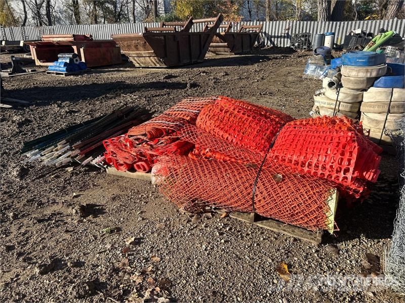  Quantity of (2) Pallets of Poly Fencing Equipos de vallado