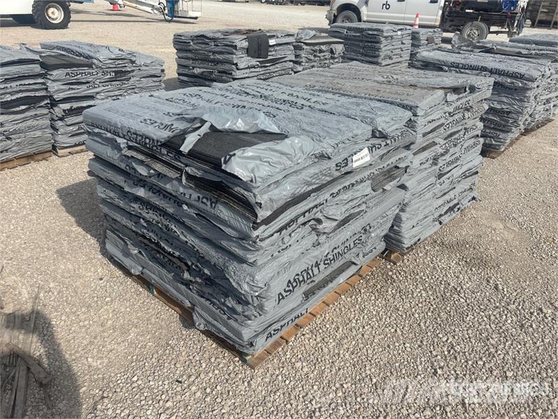  Quantity of (2) Pallets of Mixed Roofing Shingles Treuils, palans et monte-charge