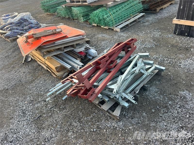  Quantity of (2) Pallets of Road Signs Otras-construcciones de carreteras