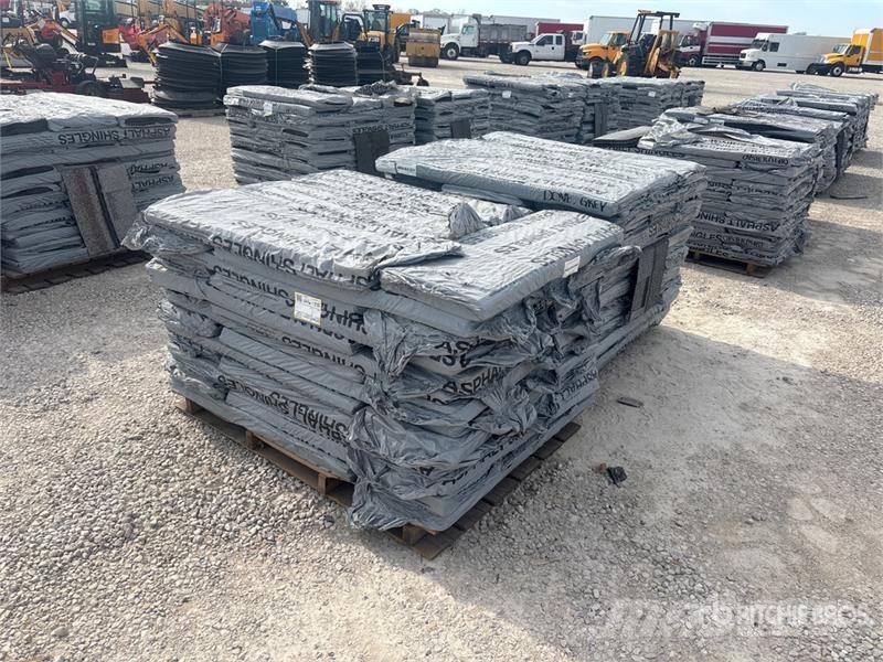  Quantity of (2) Pallets of Mixed Roofing Shingles Treuils, palans et monte-charge