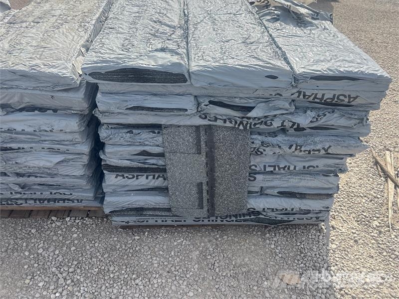  Quantity of (2) Pallets of Mixed Roofing Shingles Treuils, palans et monte-charge