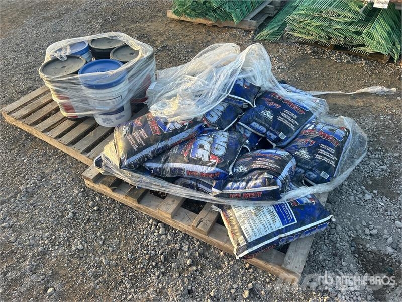  Quantity of (2) Pallets of Ice Melt 건설 장비 - 기타