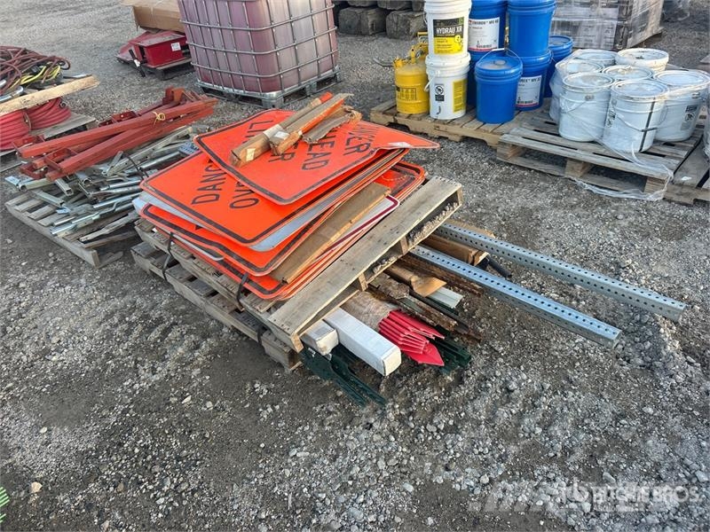  Quantity of (2) Pallets of Road Signs Otras-construcciones de carreteras
