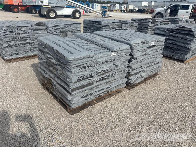  Quantity of (2) Pallets of Mixed Roofing Shingles Treuils, palans et monte-charge
