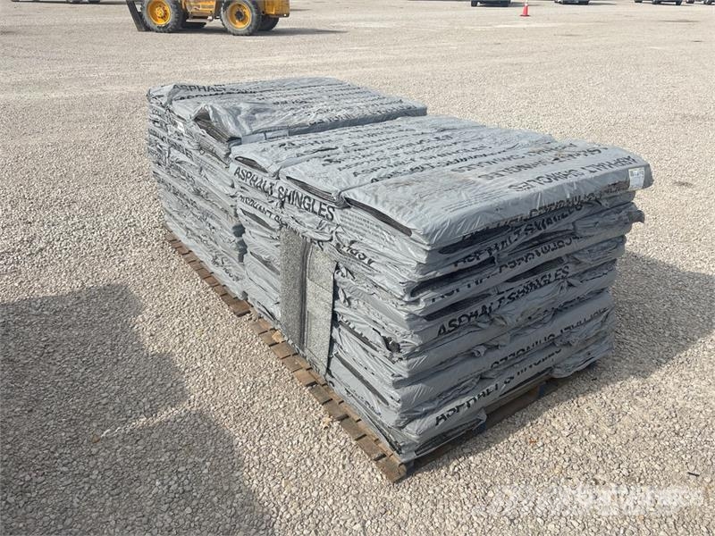  Quantity of (2) Pallets of Mixed Roofing Shingles Treuils, palans et monte-charge